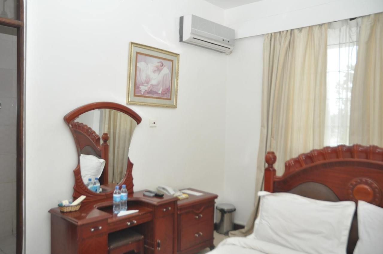 Hotel De Mag Dar es Salaam Esterno foto